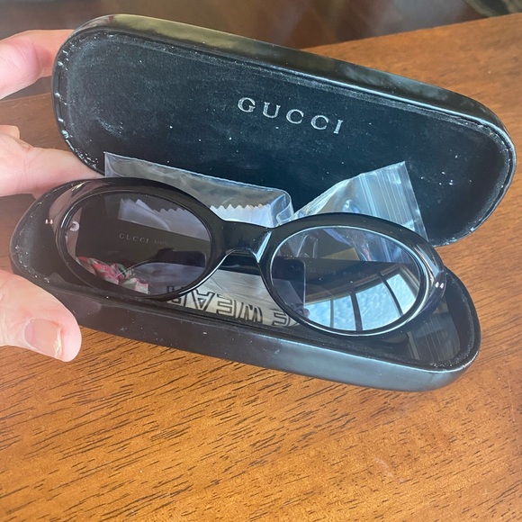 Stylish Gucci Black Sunglasses with Case - Picture 1 of 11